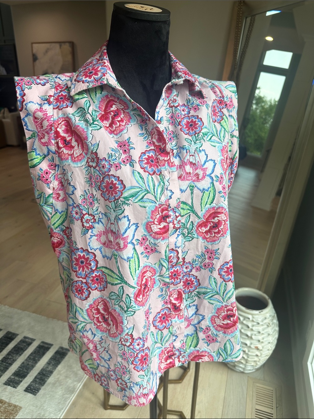 crown & ivy Pink Floral Sleeveless Button-Down Top
